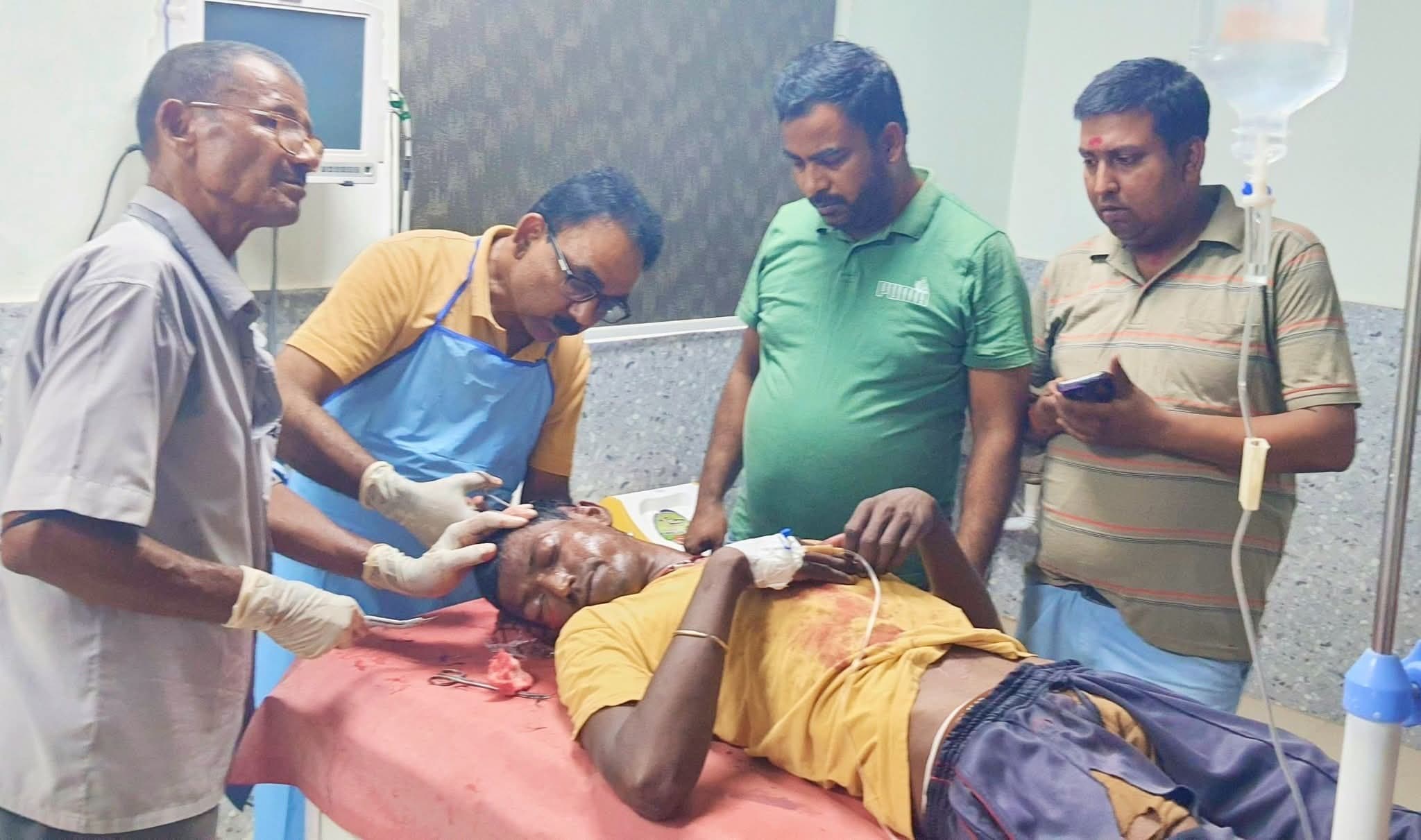 ढलान पर अचानक आगे बढ़ा ट्रैक्टर, टायर के नीचे दबने से मजदूर घायल