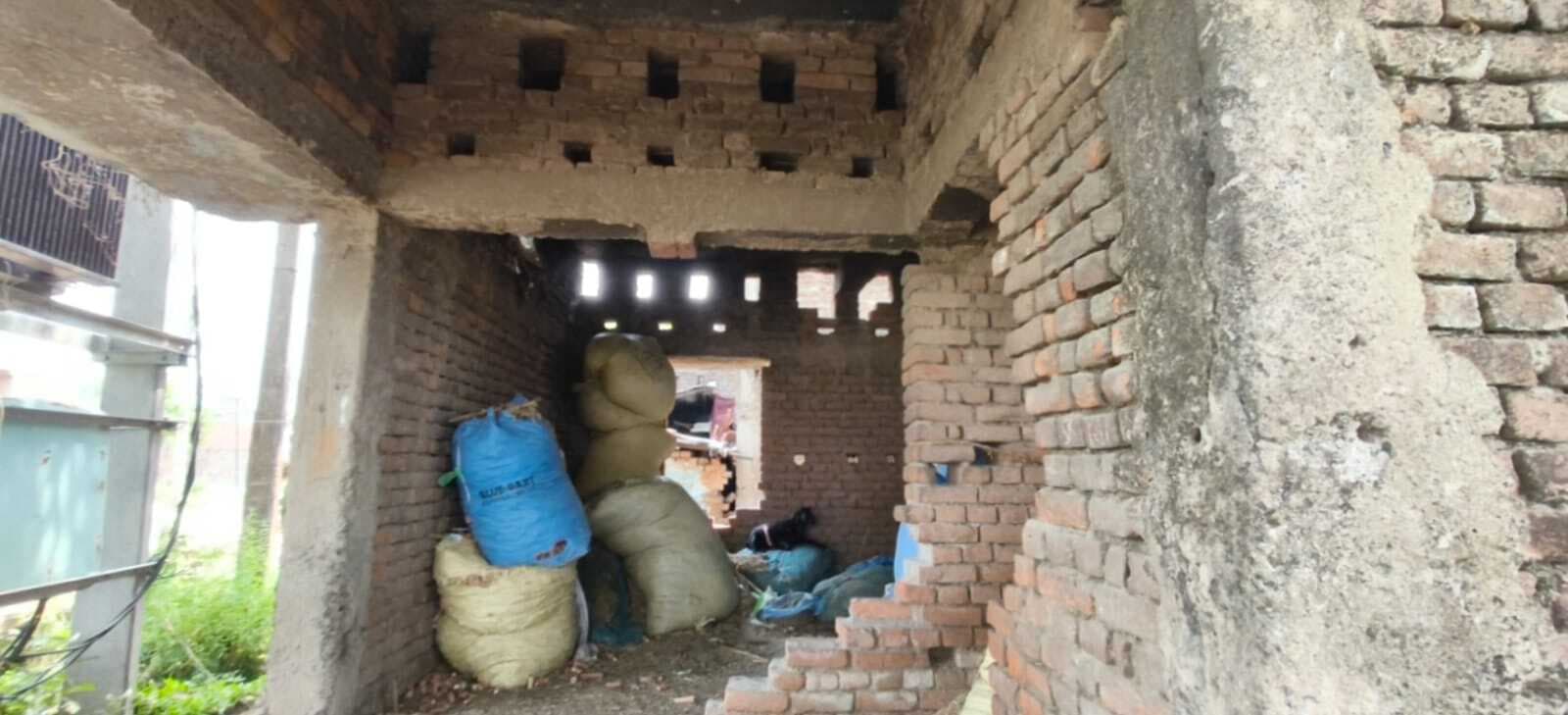 जर्जर आंगनबाड़ी में पढ़ रहे मासूम, समाजसेवी ने प्रशासन को चेताया