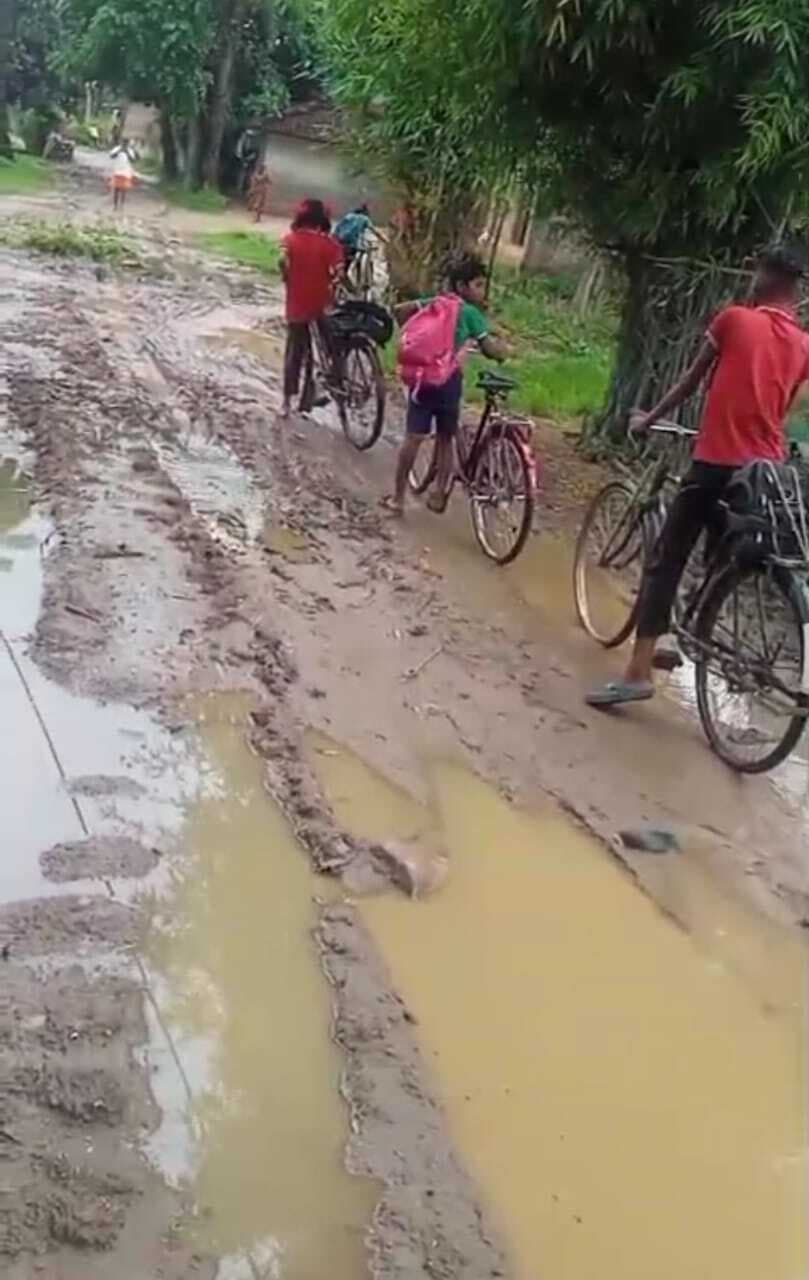 कीचड़ में तब्दील सड़क से गुजरने को मजबूर ग्रामीण, आवाजाही बनी चुनौती