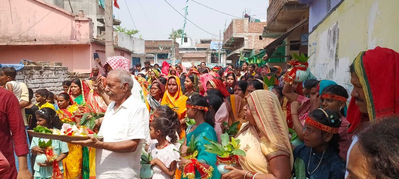 सात दिवसीय रामकथा को लेकर खड़हरा गांव में निकली भव्य कलश शोभायात्रा