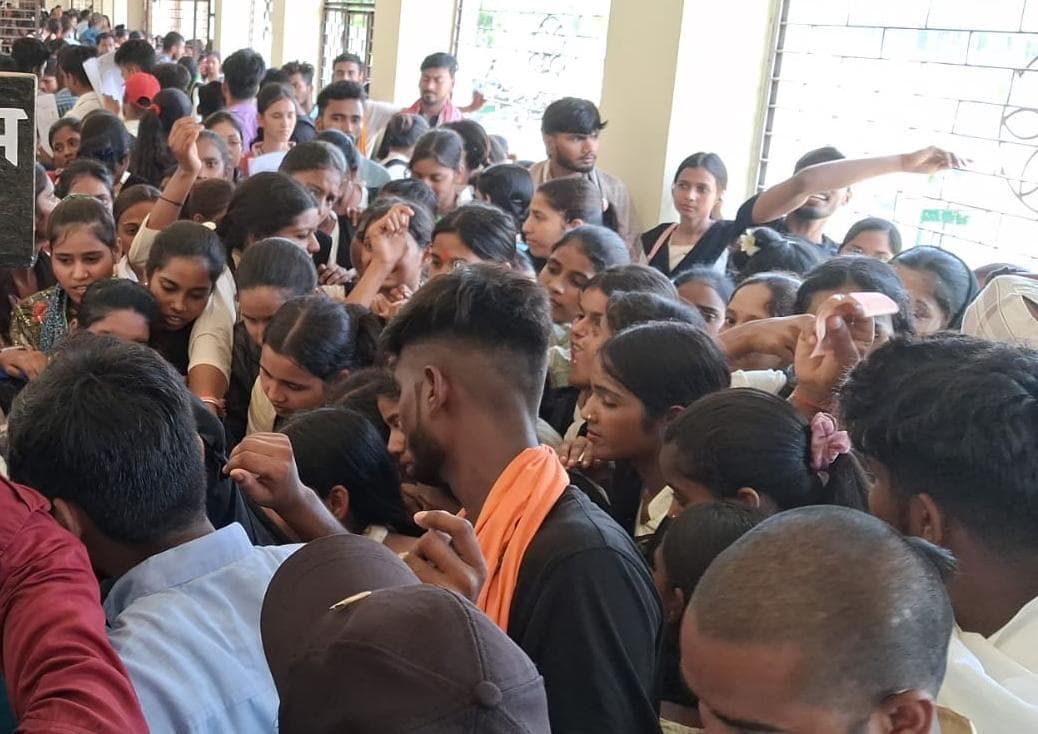 नामांकन व परीक्षा फॉर्म भरने को लेकर HS कॉलेज में उमड़ी छात्रों की भीड़