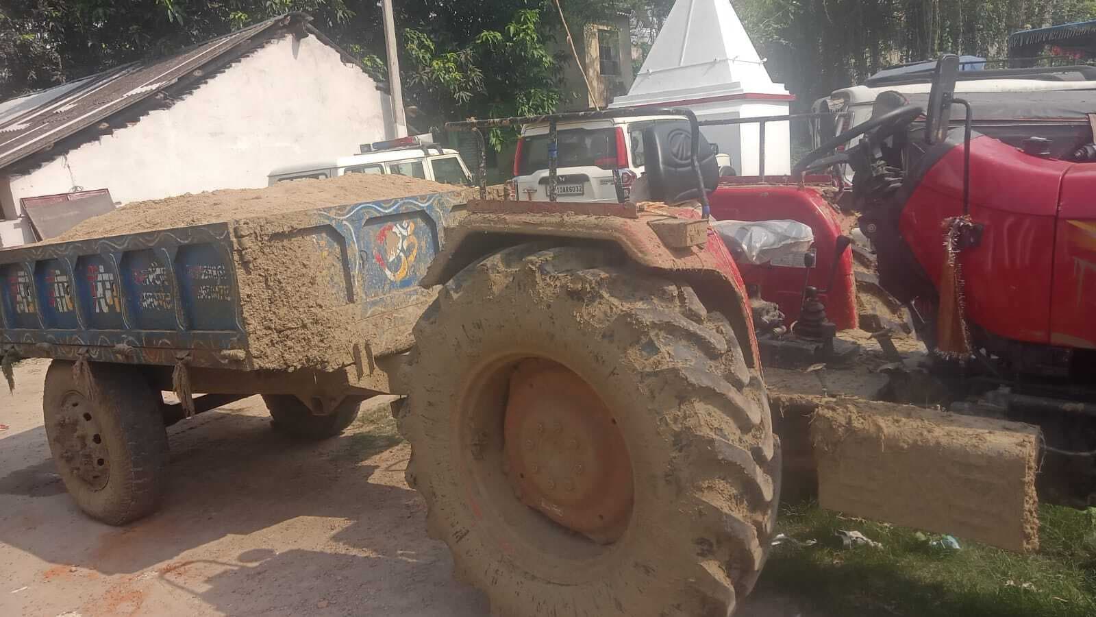 शंभुगंज में बालू लोड ट्रैक्टर जब्त, चालक समेत दो गिरफ्तार
