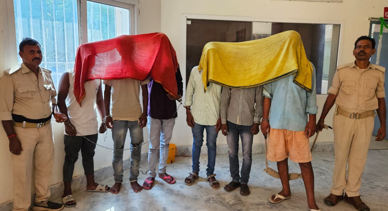 शराब के नशे में मां-बाप को पीटनेवाले समेत हंगामा करते छह धराये