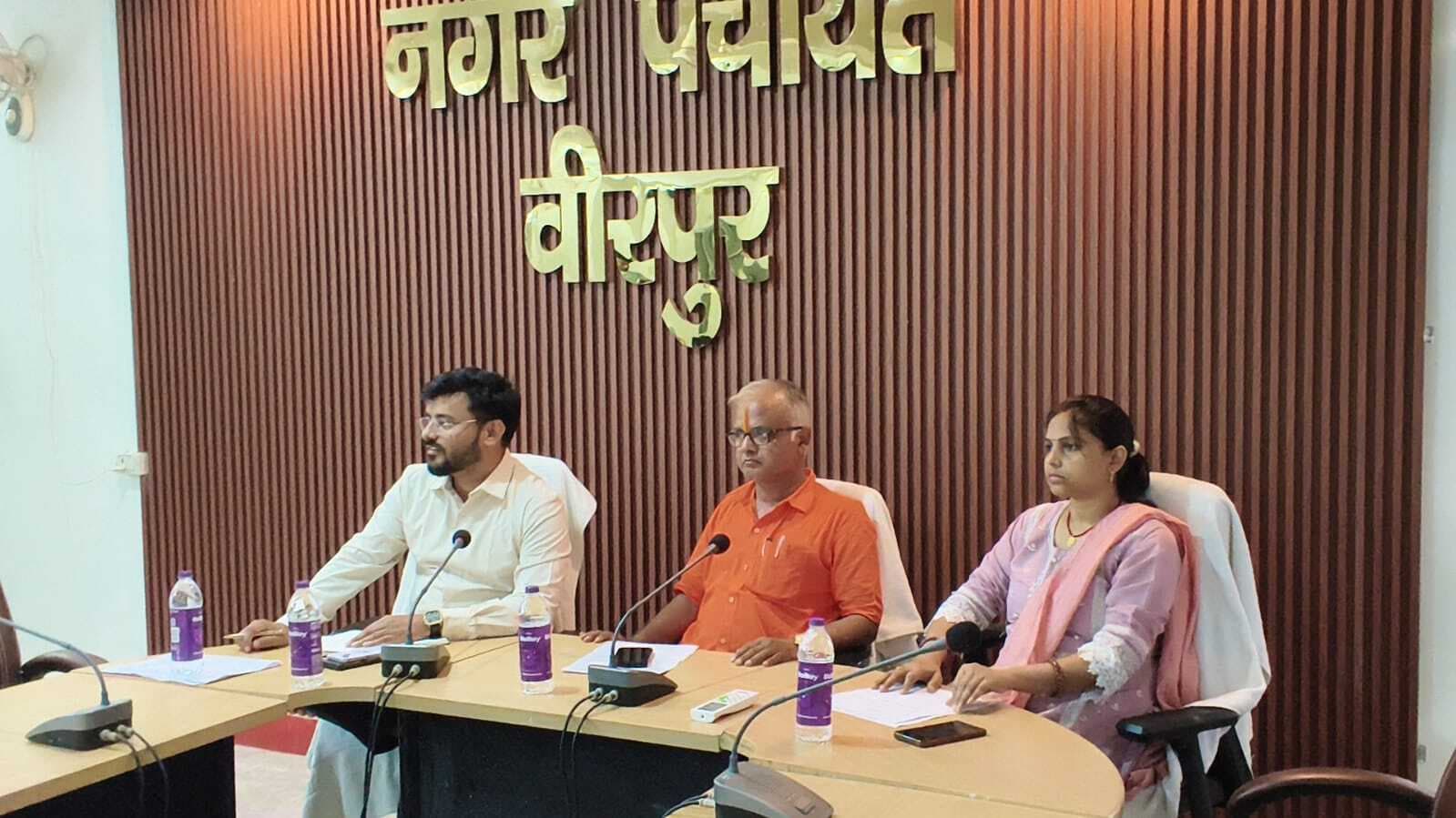 पार्षदों ने अधूरे कार्यों पर जतायी नाराजगी, बारिश से पहले व्यवस्था दुरुस्त करने की मांग