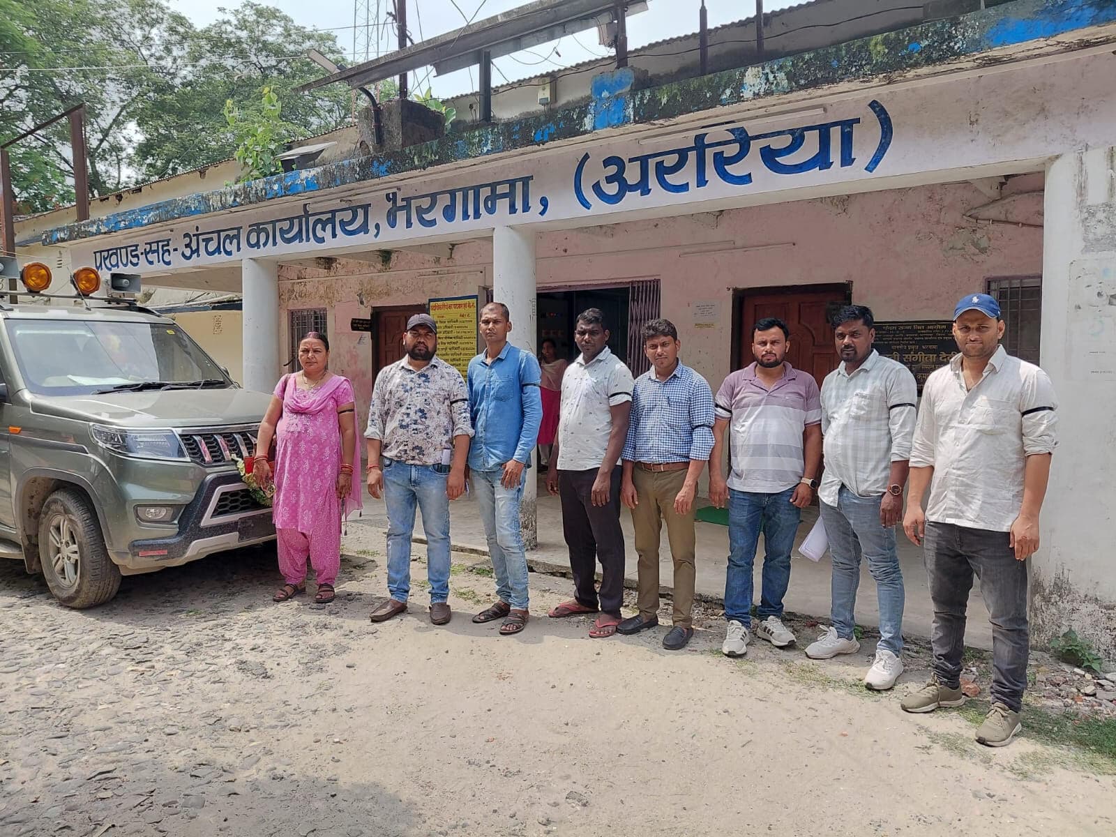 सारण में राजस्व कर्मचारी पर गोलीबारी के विरोध में राजस्व कर्मचारियों ने किया प्रदर्शन
