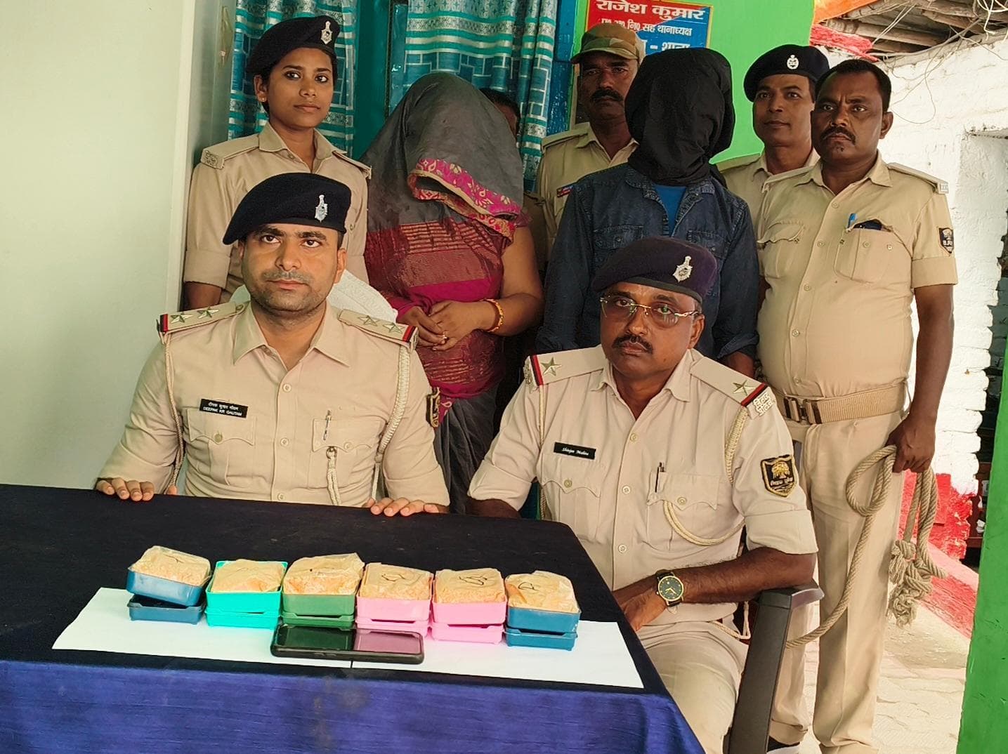 सिलीगुड़ी से आनेवाली बस से 72.50 ग्राम हेरोइन के साथ महिला समेत दो तस्कर गिरफ्तार