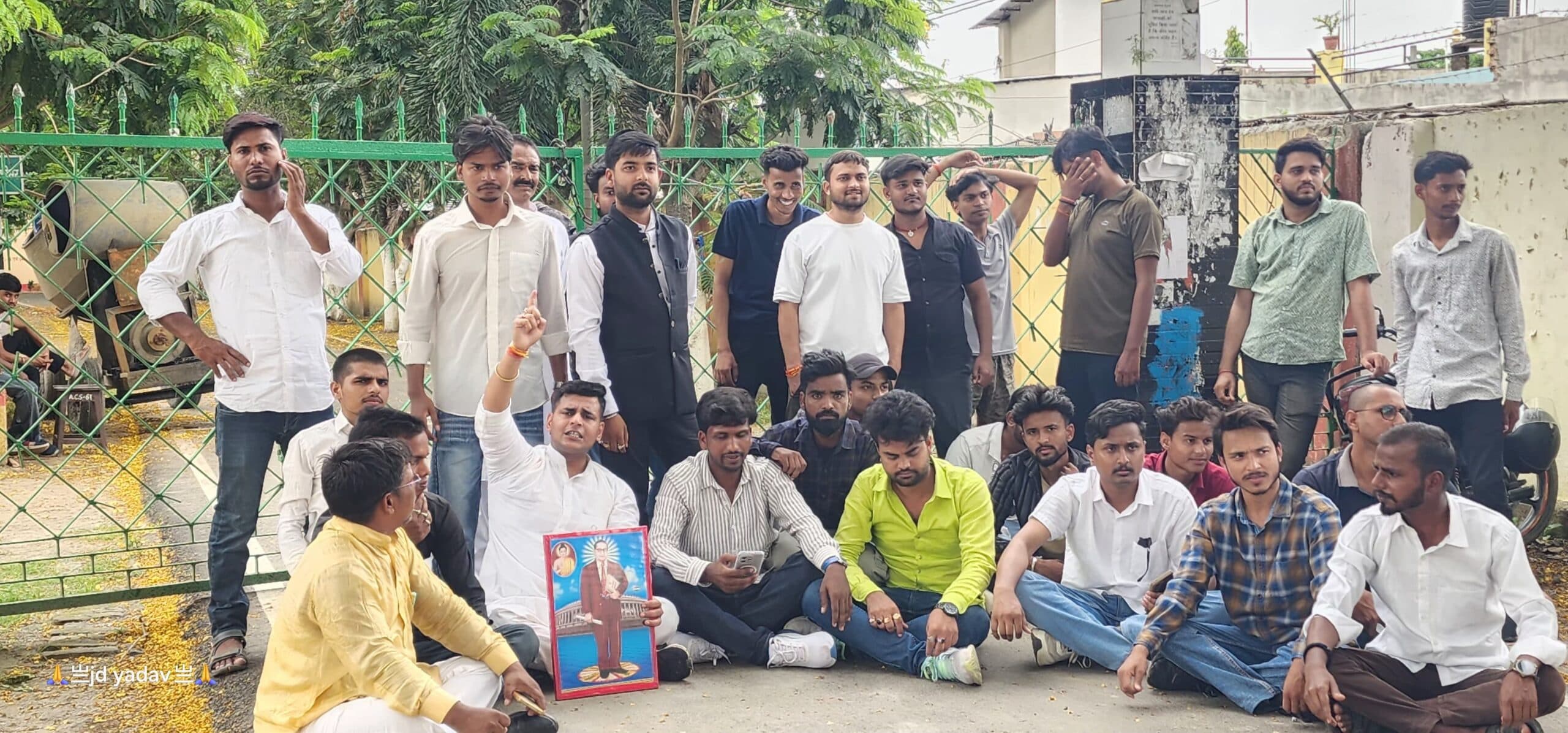 छात्रों ने प्राचार्य पर लगाया भ्रष्टाचार व तानाशाही का आरोप