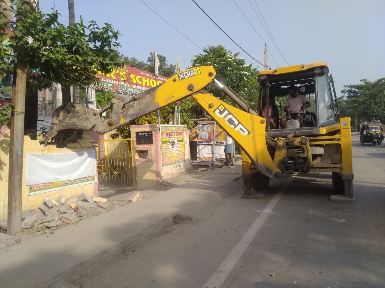 जाम से निजात दिलाने के लिए सड़क किनारे जेसीबी से हटाया अतिक्रमण