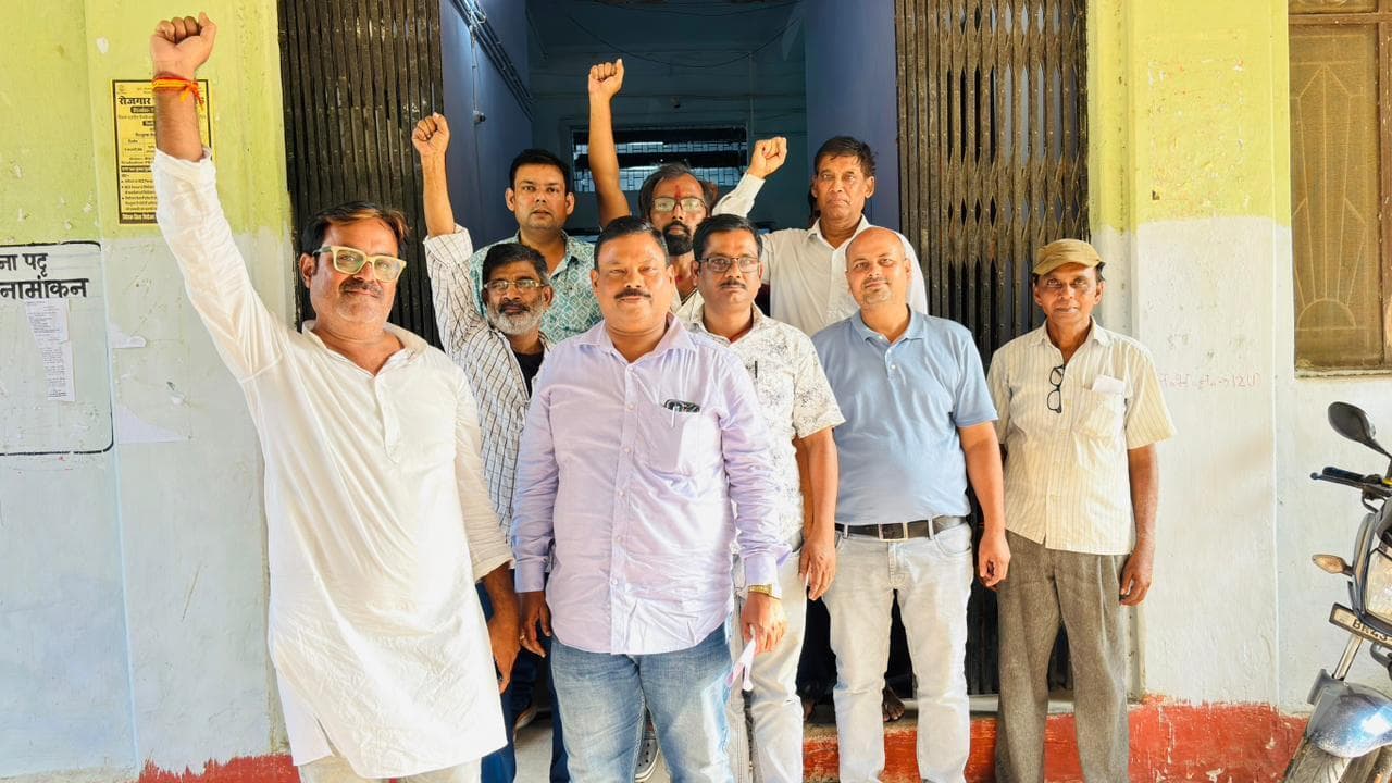 सामूहिक अवकाश को लेकर डीएस कॉलेज प्राचार्य व कुलसचिव पूर्णिया को सौंपा ज्ञापन