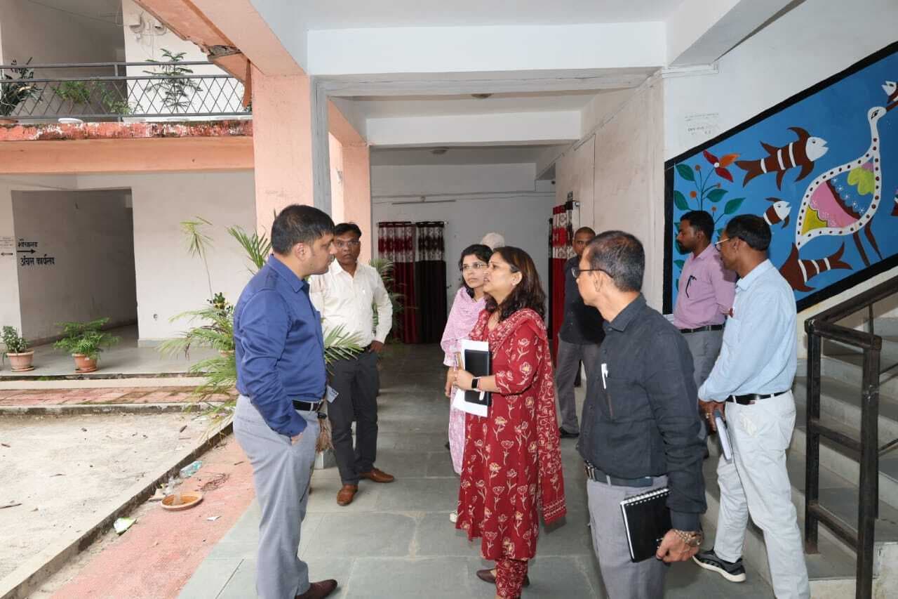 उपायुक्त ने खूंटी प्रखंड सह अंचल कार्यालय का किया निरीक्षण