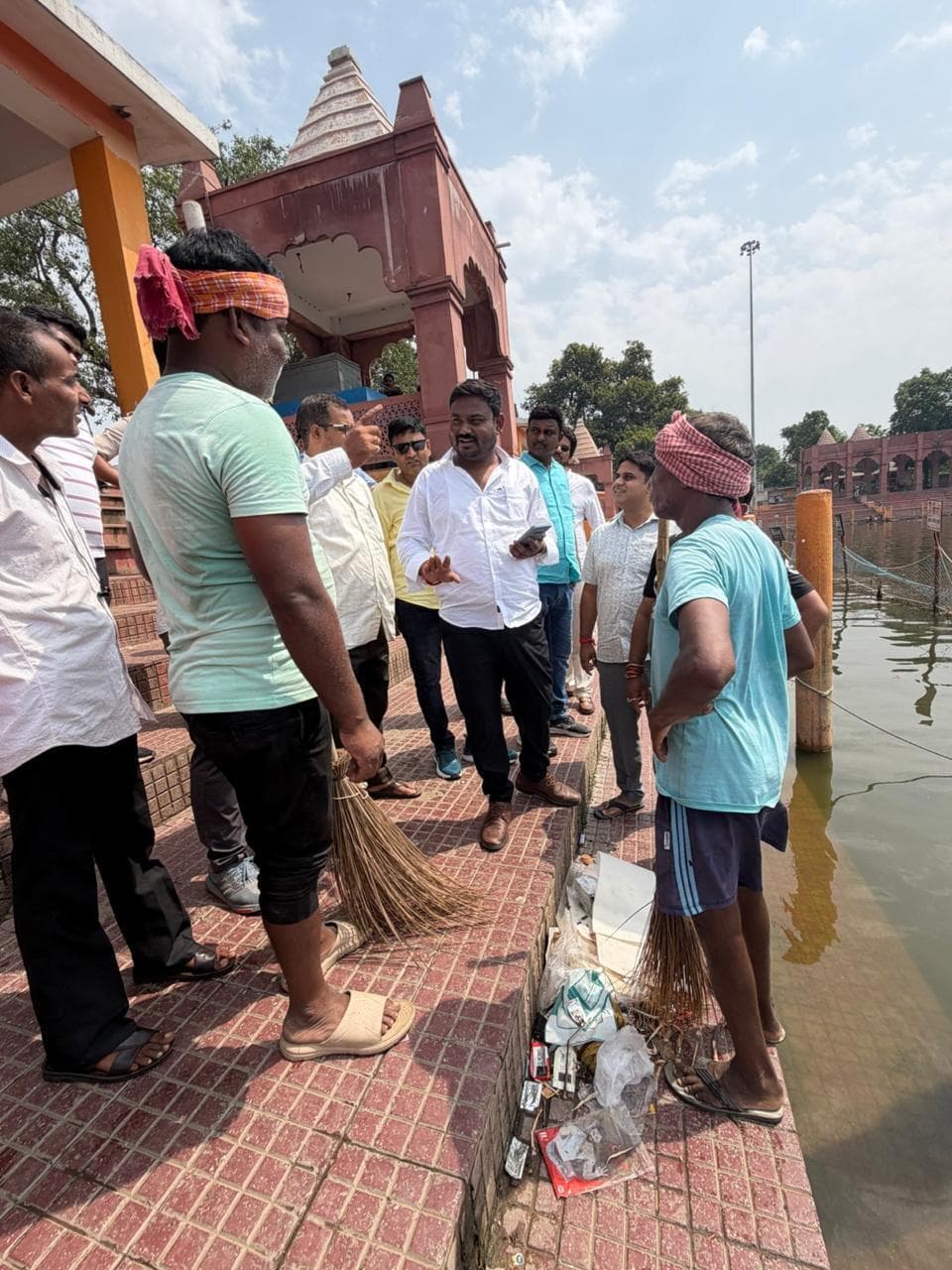शिवगंगा श्मशान घाट और वाटर ट्रीटमेंट प्लांट परिसर में अव्यवस्था देख मेयर ने जतायी नाराजगी