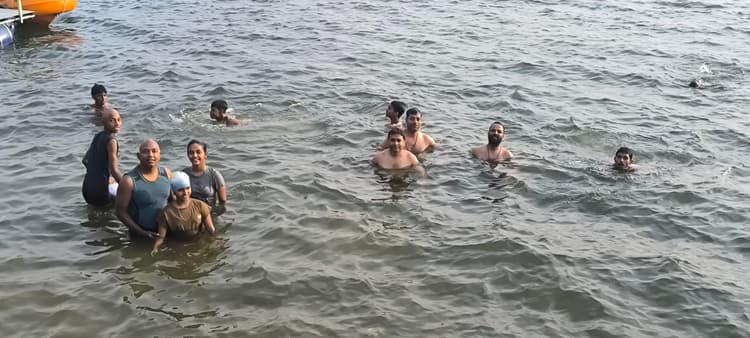 Giridih News :तर-बतर रहे लोग, सत्तू व ईख का जूस बना सहारा