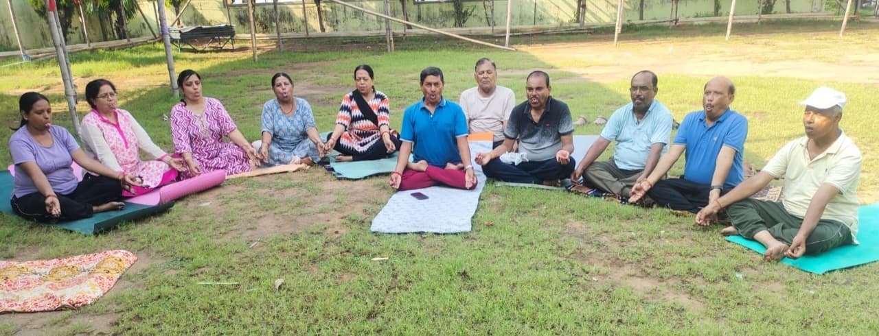 Yog camp : बुजुर्गों के लिए योग शिविर आयोजित, शीतली प्राणायाम का किया अभ्यास