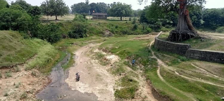 भीषण गर्मी और लू से जनजीवन अस्त-व्यस्त, तालाब और नदियां सूखी