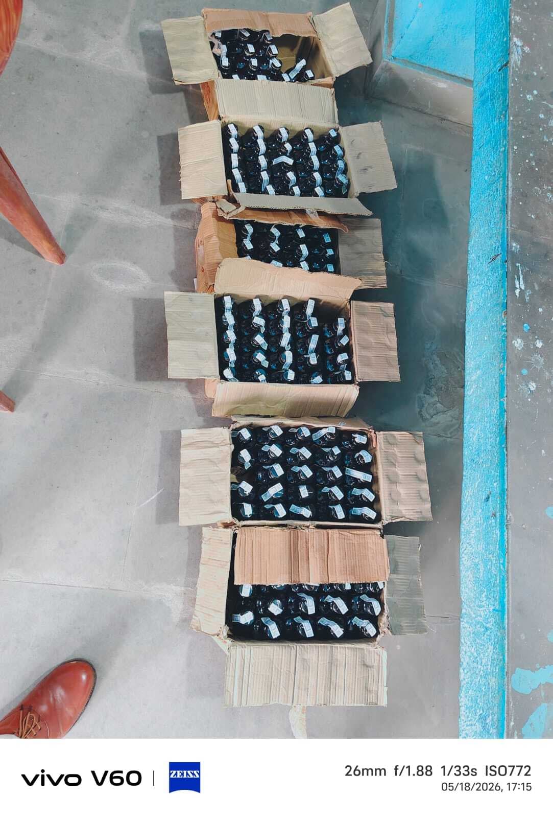बौंसी के गुहाल से 42.9 लीटर शराब जब्त, तस्कर फरार