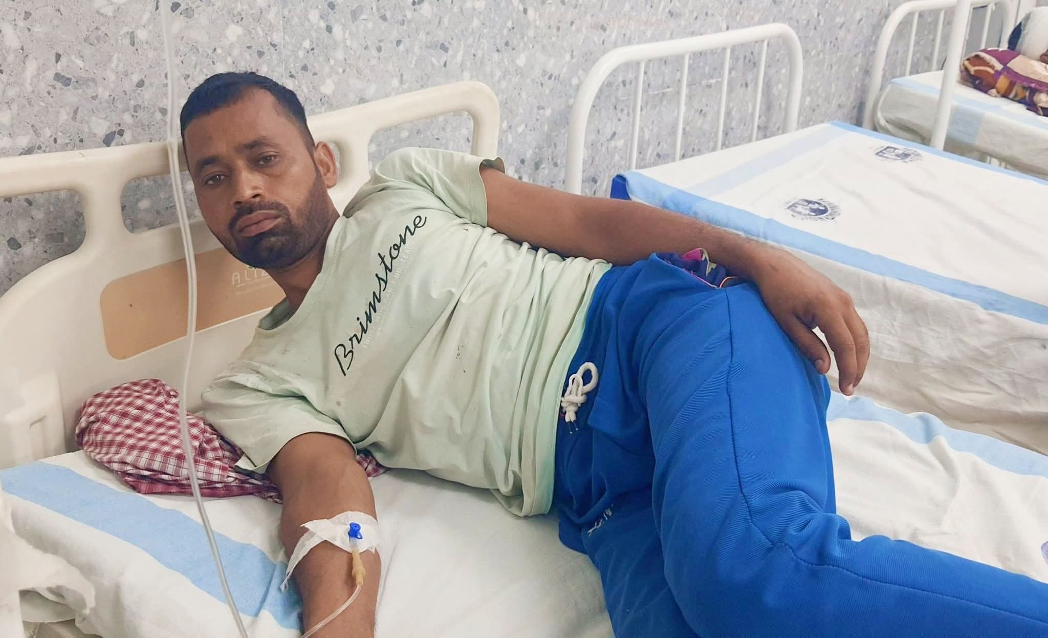 शीशम के पेड़ की छाल में छिपा था सांप, हाथ रखते ही युवक को डंसा<bha>;</bha> सीएचसी में भर्ती