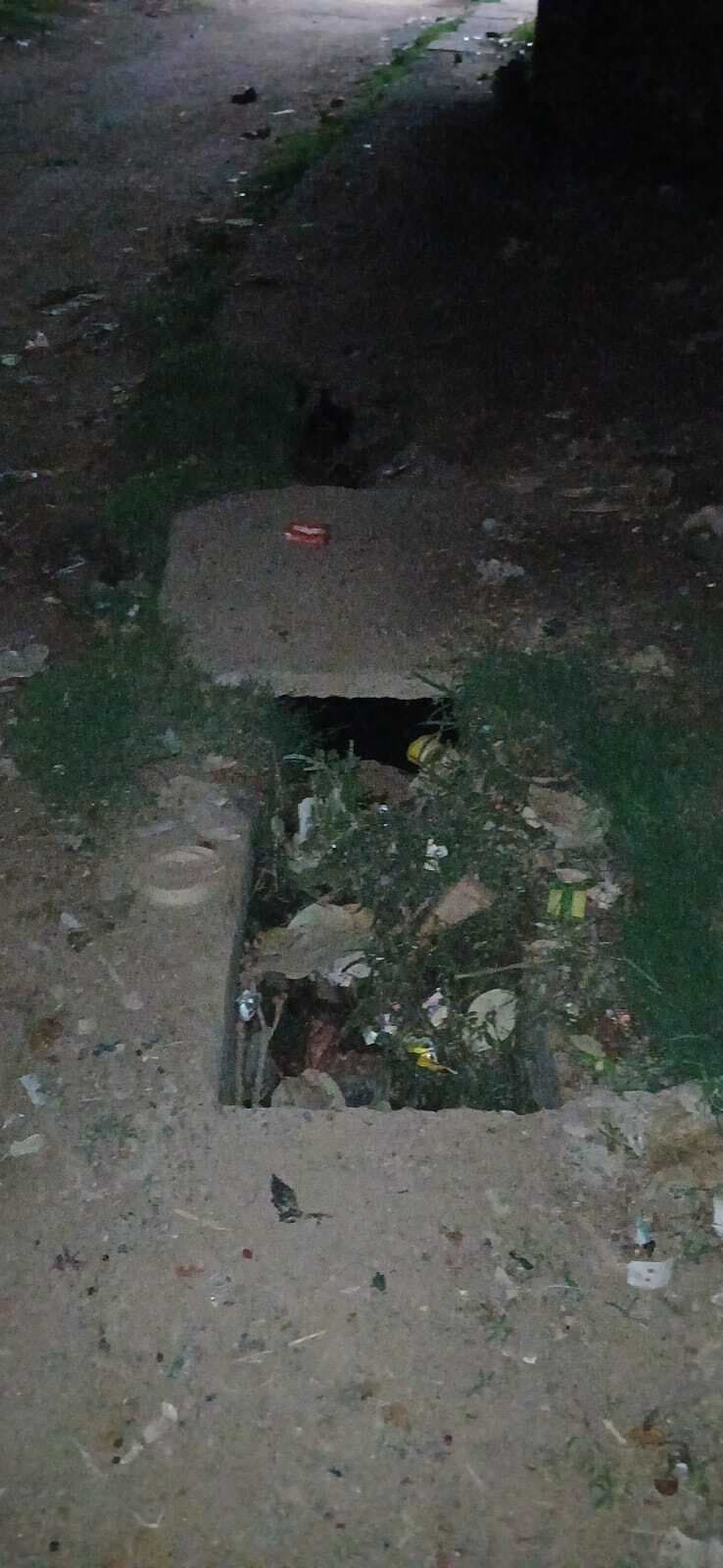 दो महीने में ही टूट गया नाली का ढक्कन