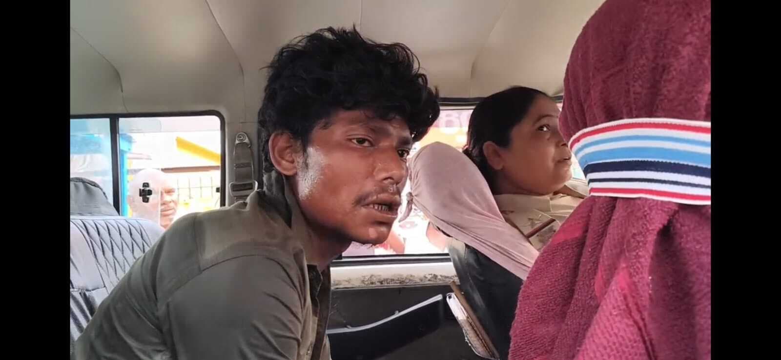 बच्चे के गले से चेन झपटकर भागा बदमाश, मां के शोर मचाते ही लोगों ने दौड़ाकर पकड़ा