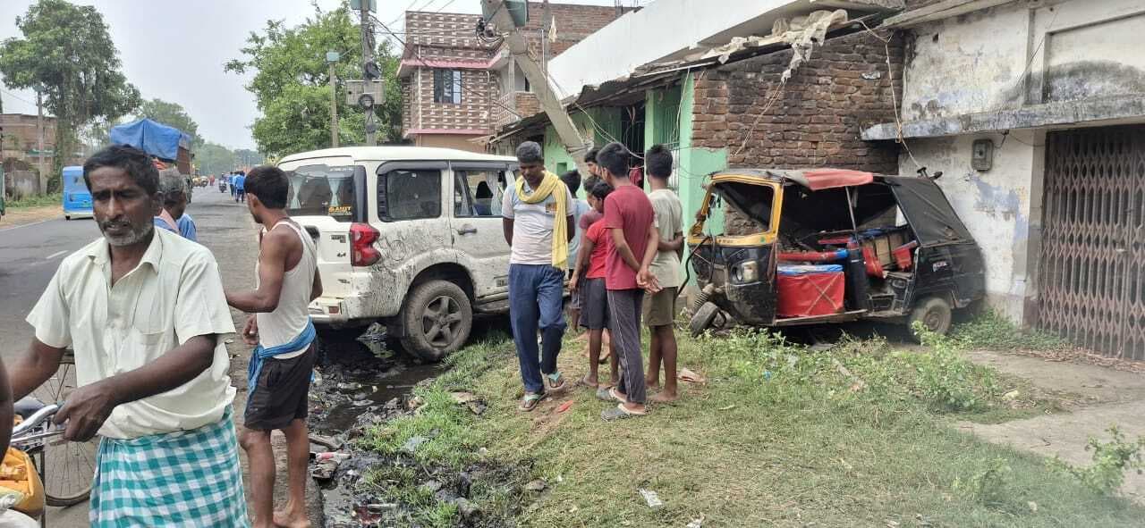 भंडारी चक में स्कॉर्पियो व ऑटो की हुई टक्कर, चालक की हालत गंभीर