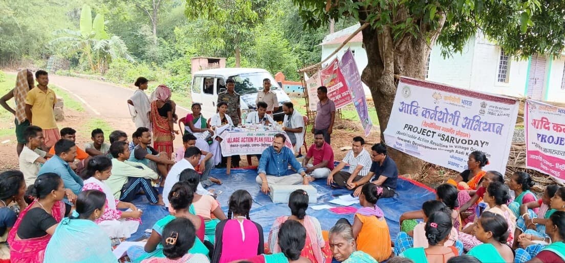 विशेष शिविर में ग्रामीणों को दिया गया जॉब कार्ड