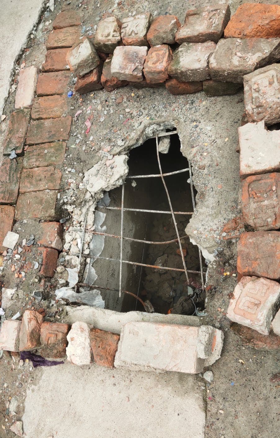 जानकीनगर में नाला निर्माण कार्य पूर्ण होने से पहले ढक्कन टूटा,