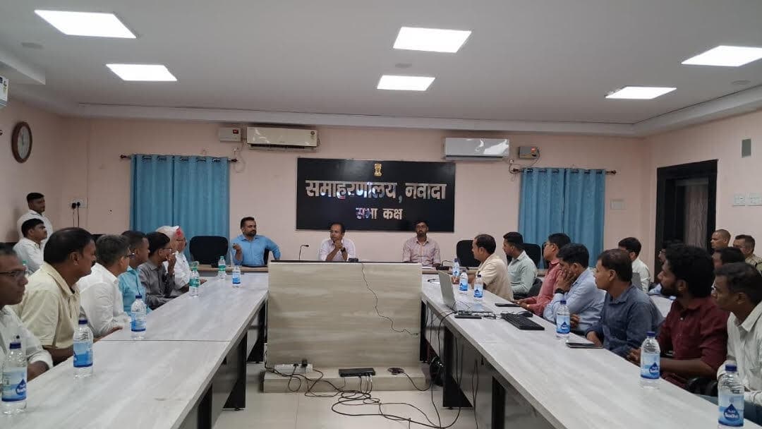 ईंधन आपूर्ति में सार्वजनिक परिवहन व उपभोक्ताओं को प्राथमिकता दें - डीएम