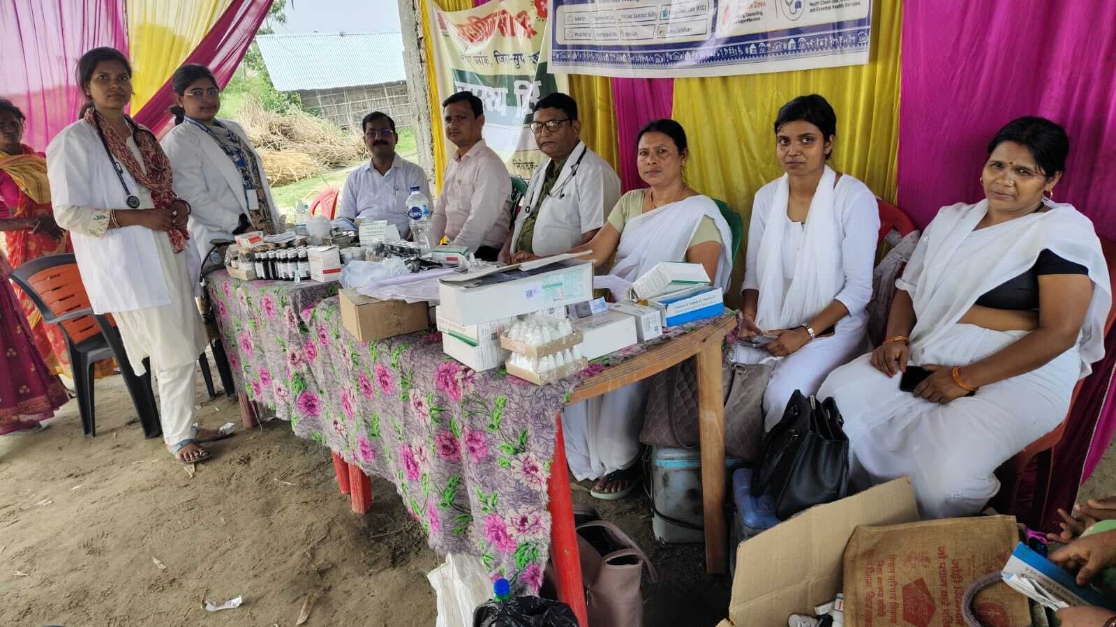 स्वास्थ्य शिविर में स्वास्थ्य जांच के बाद दी गयी दवाई