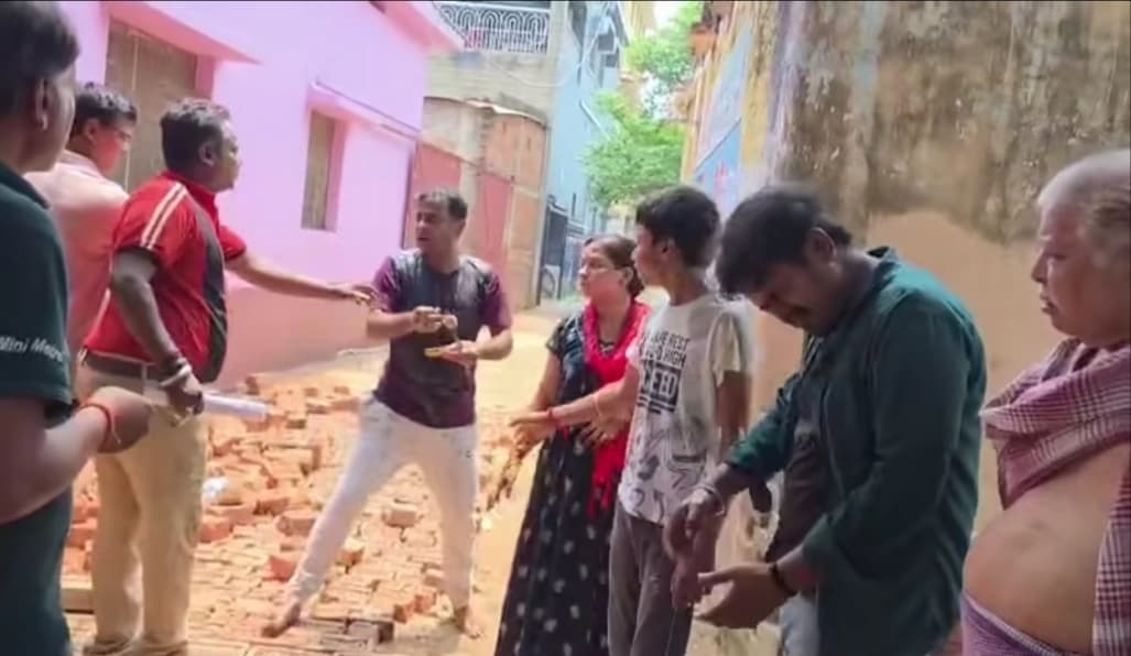 बन रहे रास्ता रोकने को लेकर शरीर पर पेट्रोल छिड़कर आत्मदाह करने का दिया धमकी