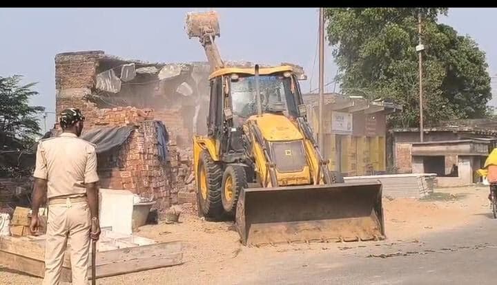 सरकारी जमीन से हटाया अतिक्रमण, बुलडोजर चलाकर अवैध निर्माण ध्वस्त