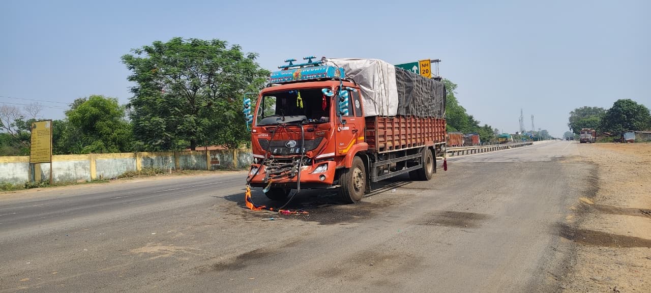 बस के ब्रेक मारने से पीछे से टकराया ट्रक, बाल-बाल बचे चालक-खलासी