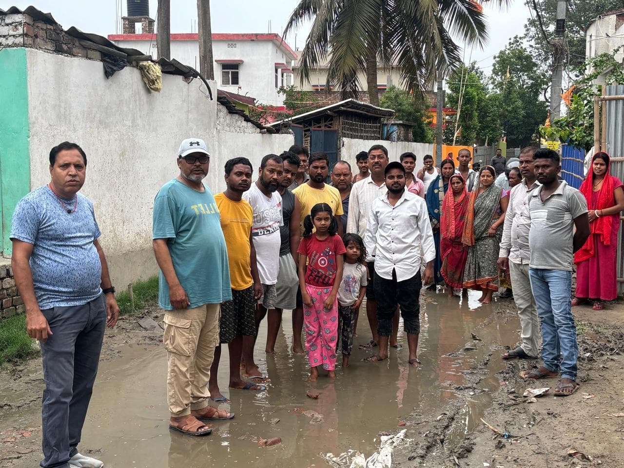 सड़क पर जलजमाव के विरूद्ध आक्रोशित लोगों ने पार्षद के आवास को घेरा