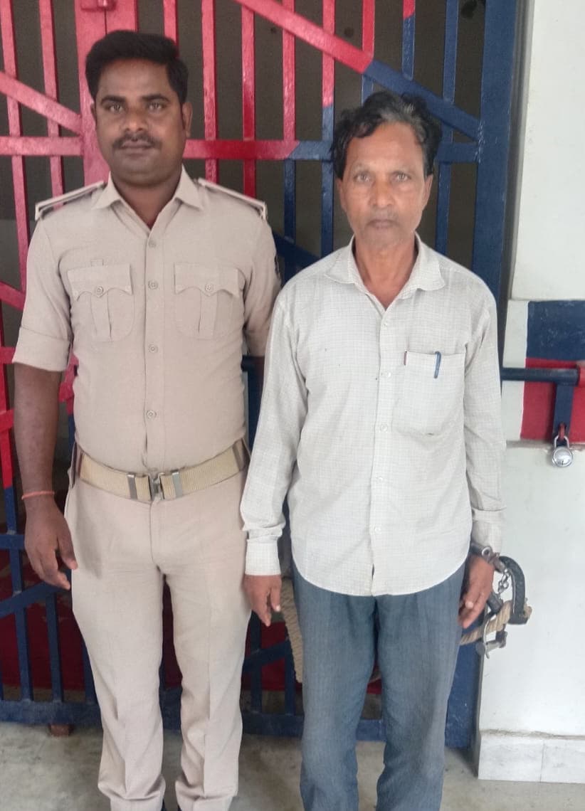 पूर्णिया के एक सरकारी स्कूल में प्रधानाध्यापक ने कोल्ड ड्रिंक्स में पेशाब मिला छात्रा को पिलायी, गिरफ्तार