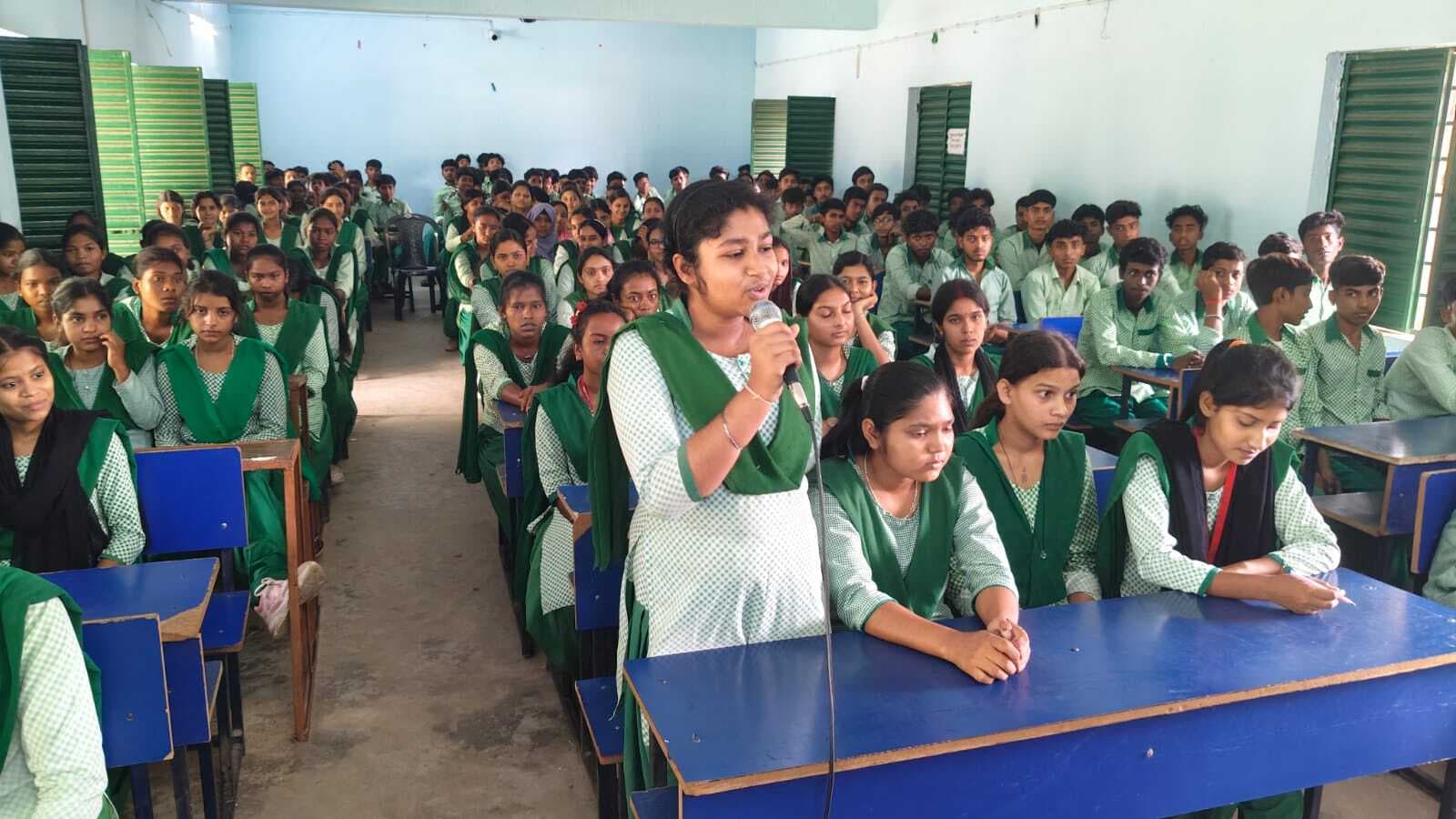 छात्र-छात्राओं को साइबर अपराध के प्रति पुलिस ने किया जागरूक