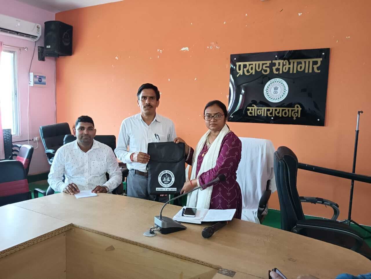 जनगणना कर्मियों के बीच जनगणना किट का वितरण, बीएलबीसी बैठक आयोजित