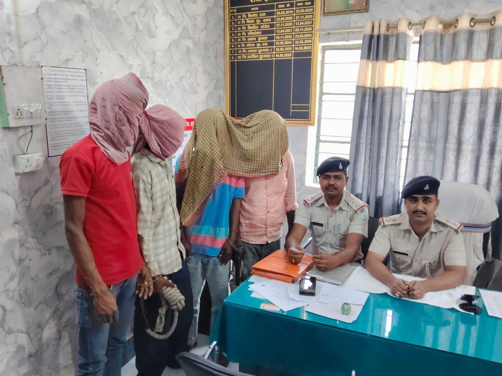 चोरी के आरोप में चार गिरफ्तार, जेल