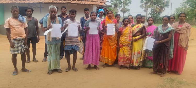 अमवार गांव के दर्जनों आदिवासी परिवारों को थमाया 20 हजार का बिल, विभाग मौन