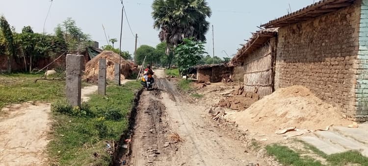 पकसो-नावाडीह मोड़ मुख्य मार्ग जर्जर, ग्रामीणों को आवागमन में भारी परेशानी