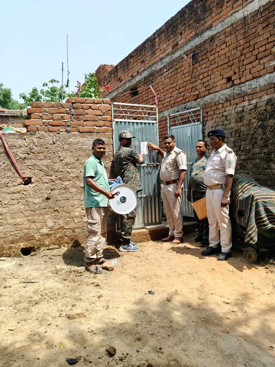गोड्डा में आठ फरार अभियुक्तों के घरों पर पुलिस ने चिपकाया इश्तेहार