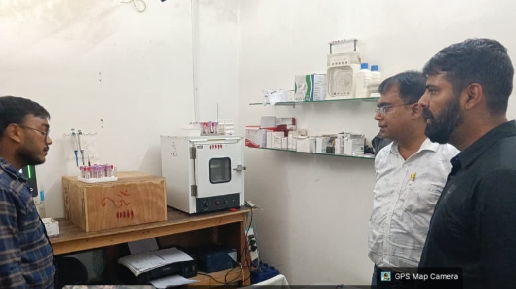 बीडीओ और प्रभारी चिकित्सा पदाधिकारी ने की मेडिकल शॉप व पैथोलॉजी की जांच