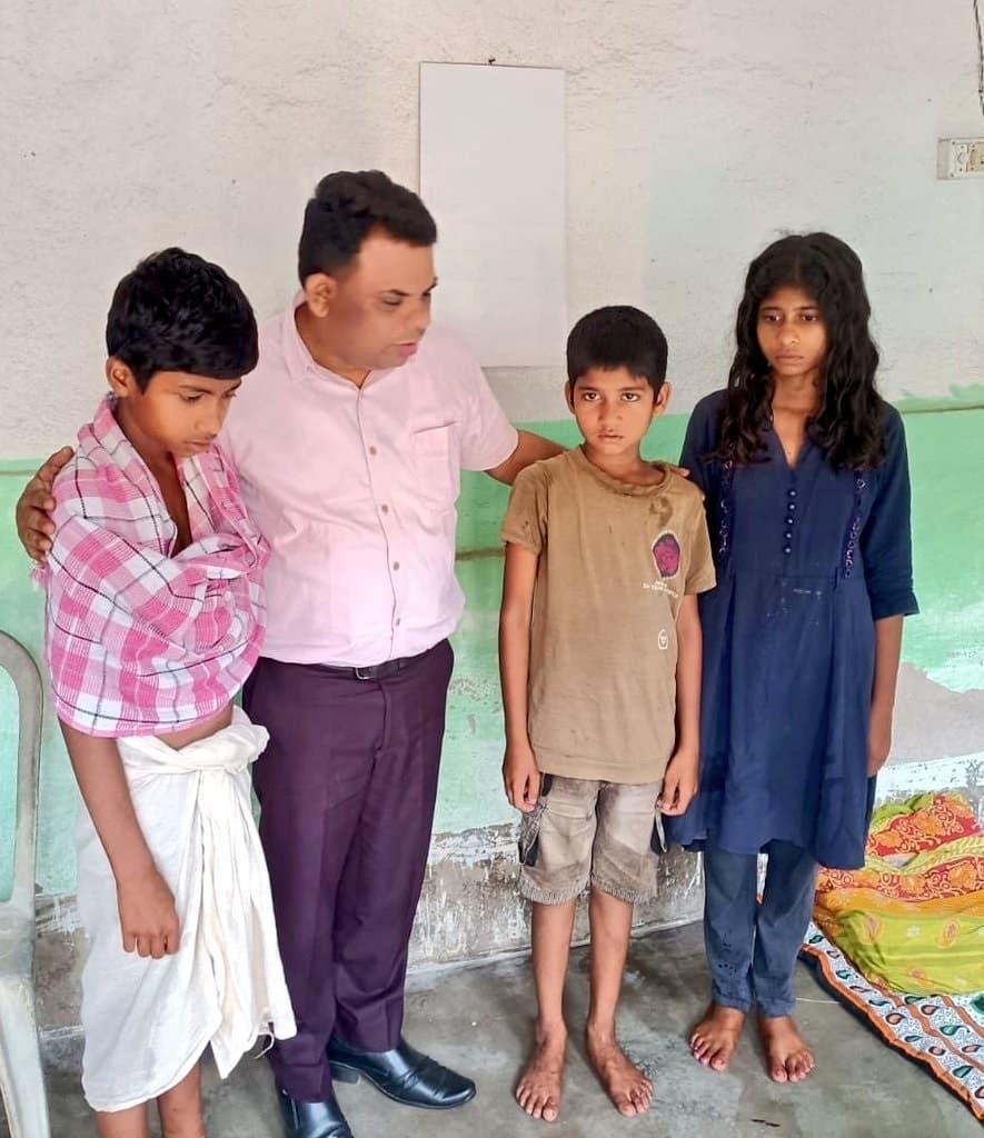 Bokaro News : तीन अनाथों की मदद के लिए आगे आया जिला प्रशासन