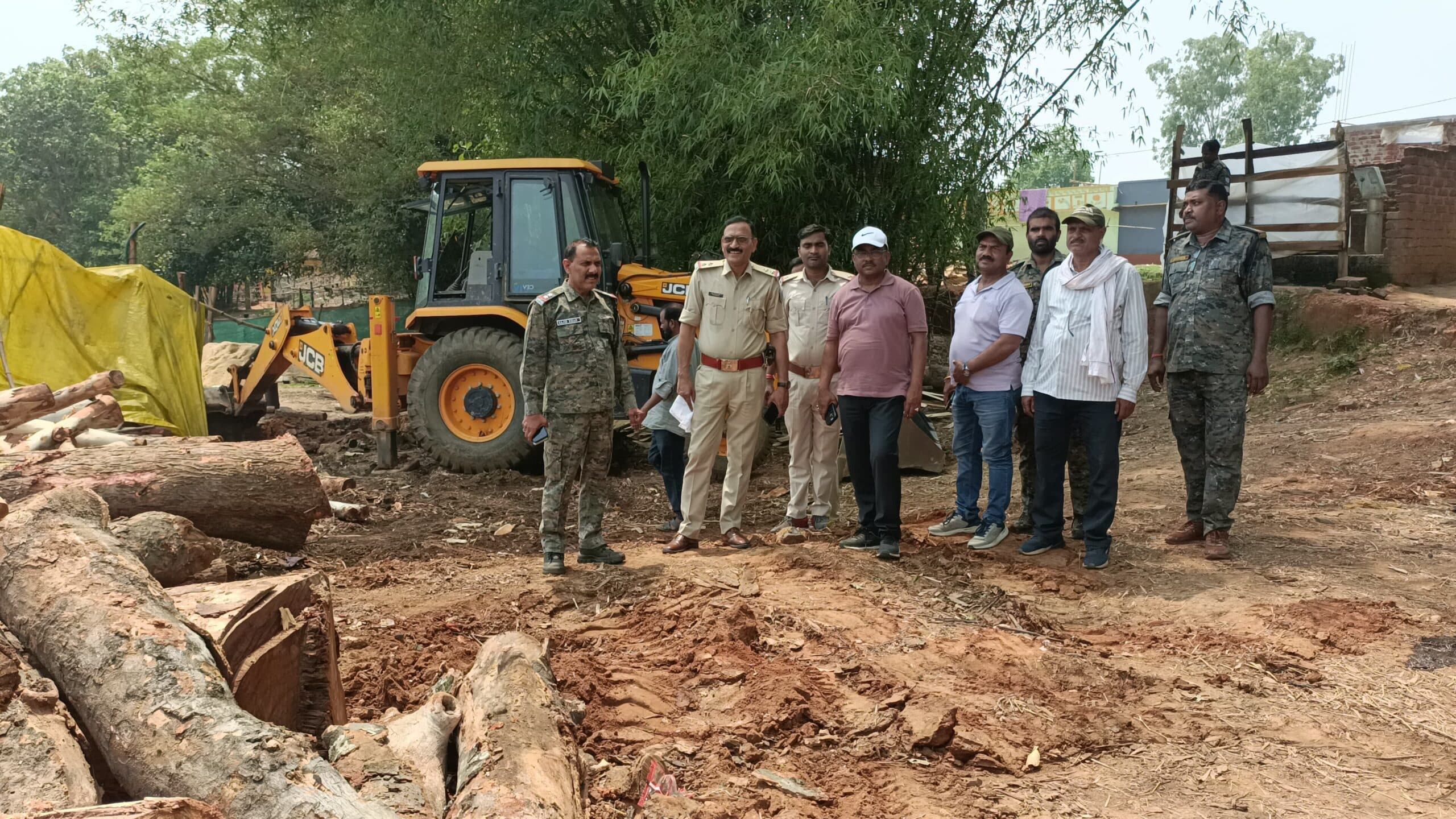 Giridih News : अवैध आरा मिलों में छापेमारी करने गयी वन विभाग की टीम व पुलिस पर पत्थरबाजी