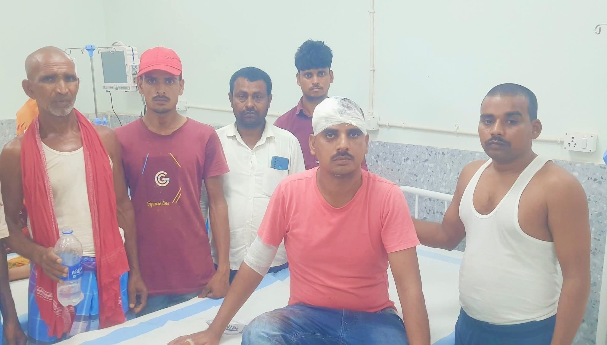 देवघर जा रहे शिक्षक को आठ-दस बदमाशों ने घेरकर किया जानलेवा हमला, कुल्हाड़ी-रॉड से पीटकर 50 हजार रुपये लूटे