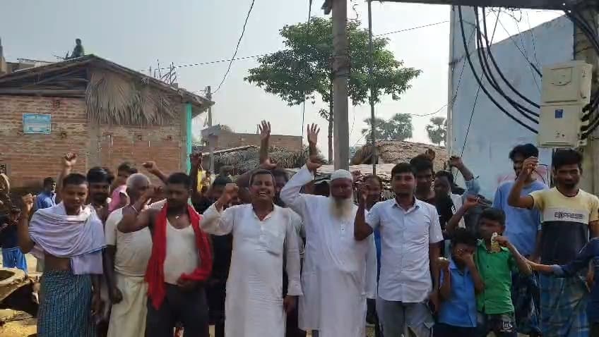 जर्जर तार व ट्रांसफार्मर की समस्या पर फूटा ग्रामीणों का गुस्सा