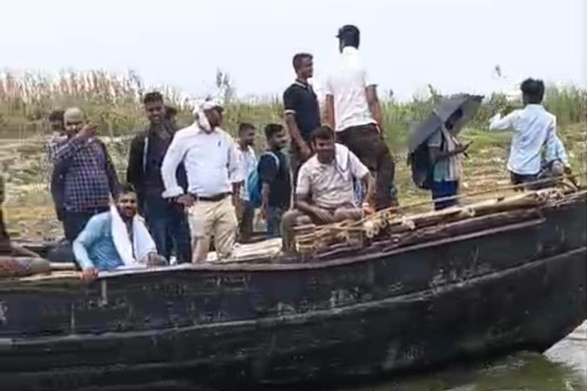 बीच गंगा में खराब हुई नाव, 29 यात्री व 16 बाइक फंसे, SDRF ने शुरू किया रेस्क्यू