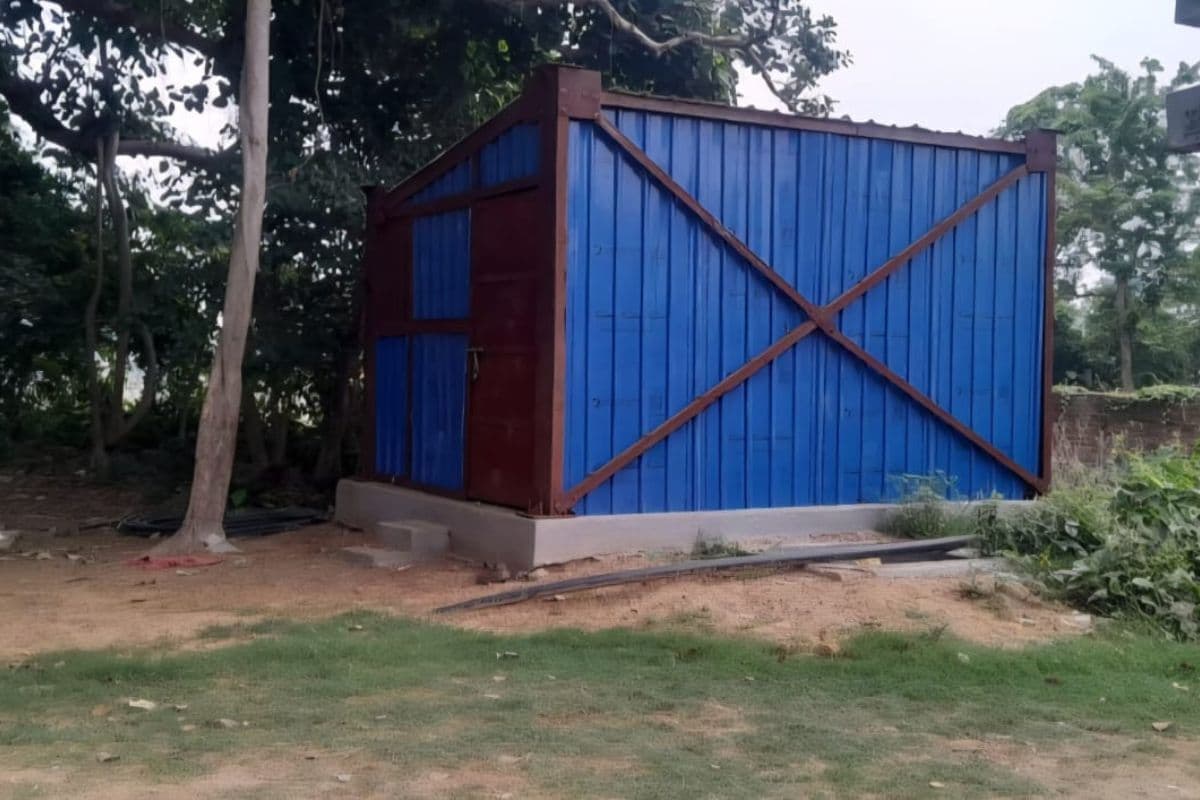 अधूरी जलमीनार से बढ़ा पेयजल संकट, भीषण गर्मी में पानी के लिए भटक रहे लोग