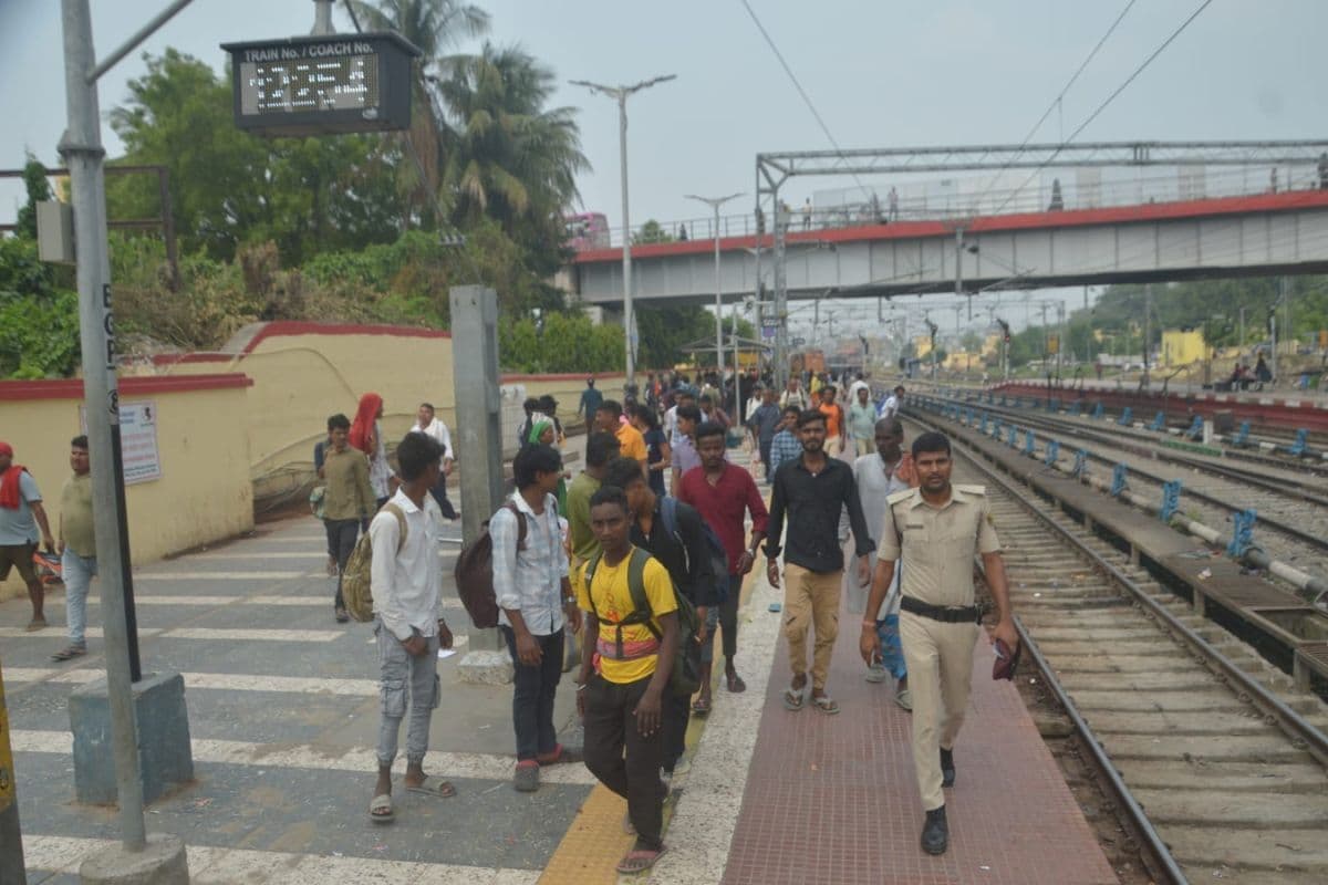अंग एक्सप्रेस में जनरल कोच की भारी भीड़, तीन सौ से अधिक यात्री घर लौटे