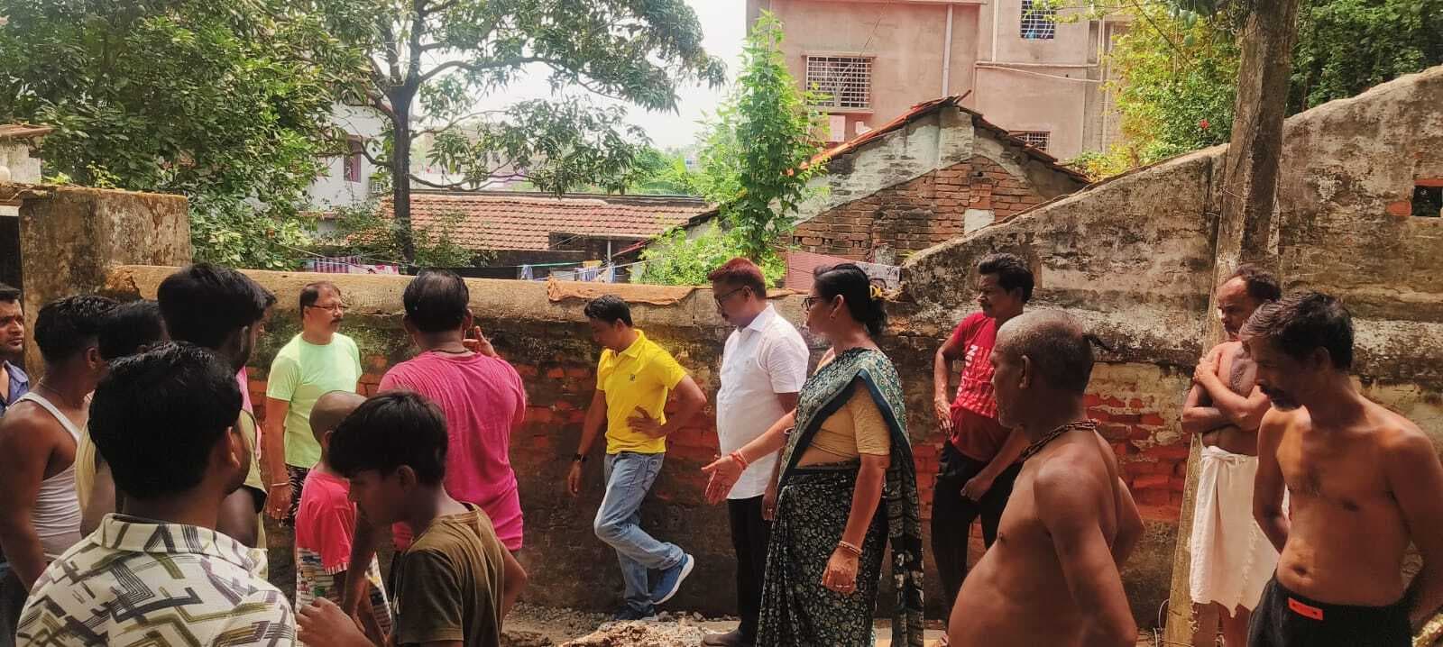 वार्ड-18 व 19 में लगा बिजली का पोल, बदले गये पुराने तार