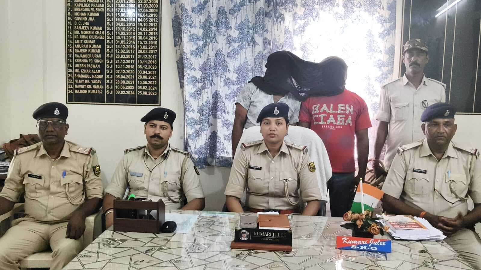 लूटी गयी मक्का सहित ट्रैक्टर बरामद, दो आरोपित गिरफ्तार