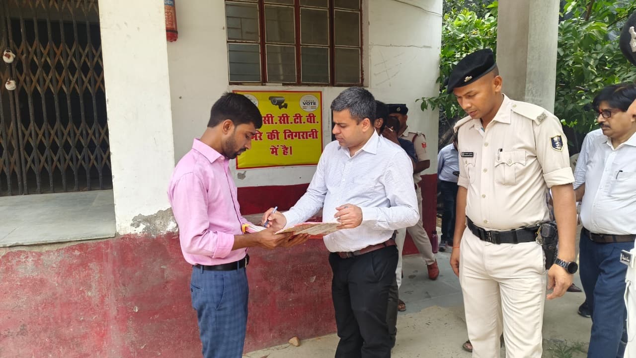 ईवीएम व वीवीपैट वेयरहाउस की सुरक्षा व्यवस्था का डीएम ने किया मासिक निरीक्षण