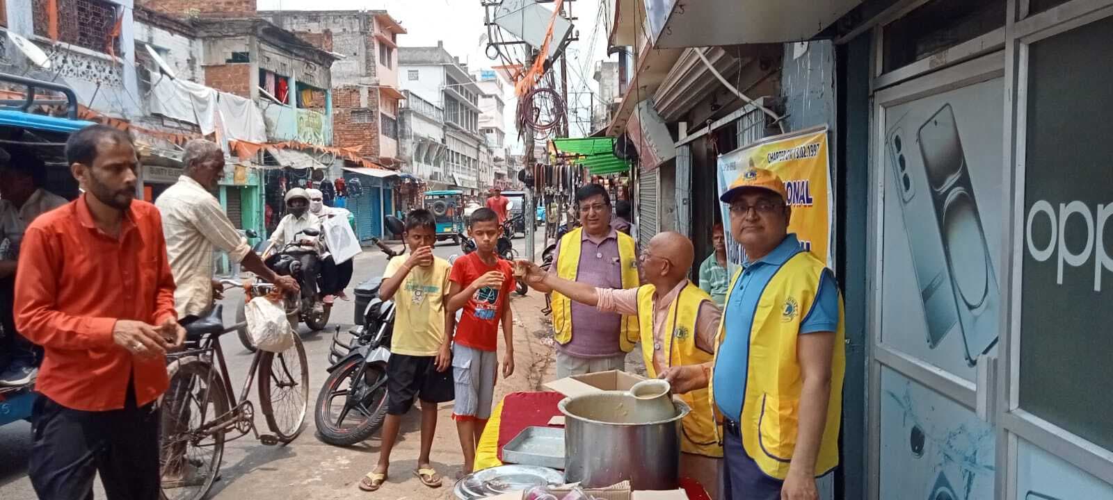 लायंस क्लब के सदस्यों ने राहगीरों को पिलाया सत्तू